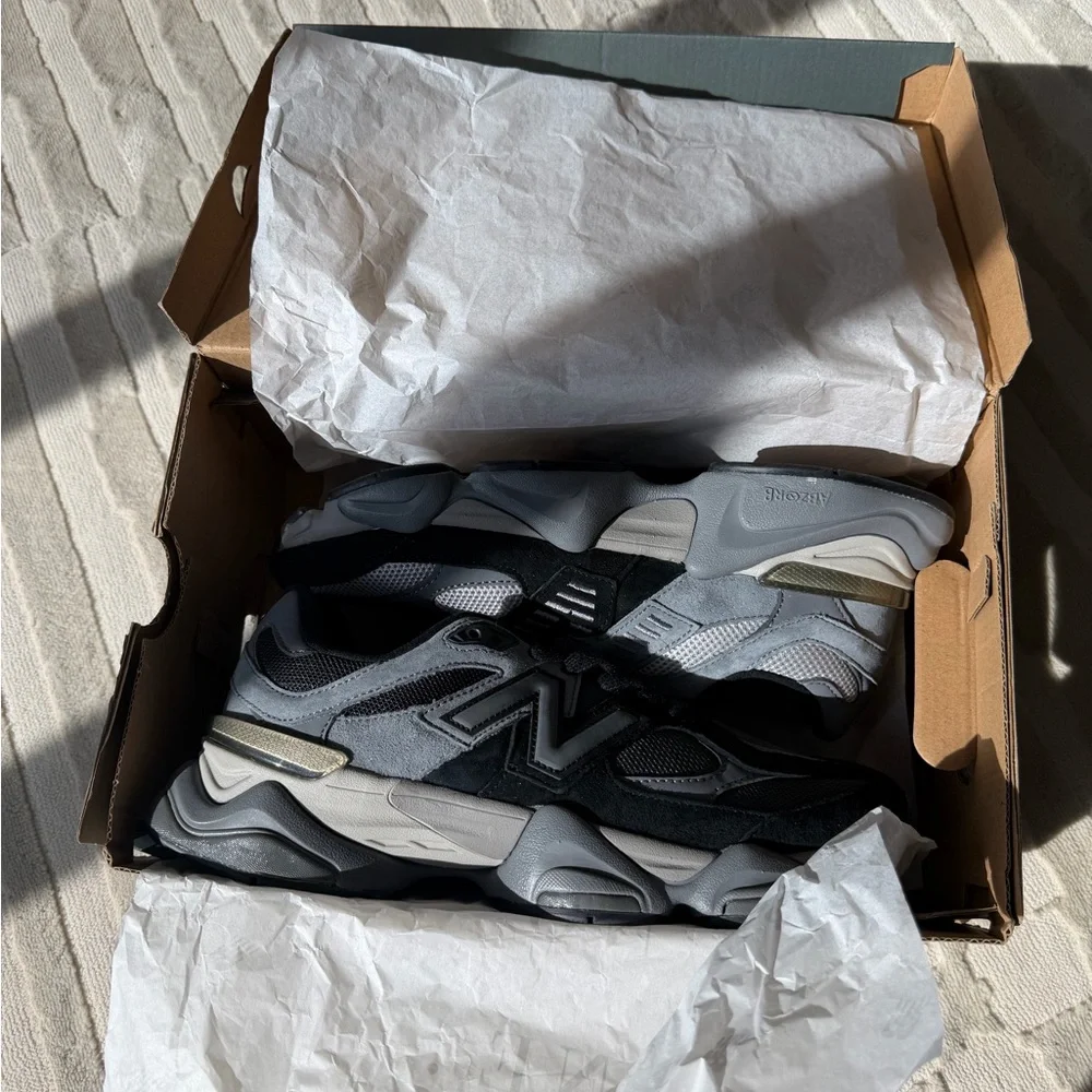 New Balance Men's Black and Gray Athletic Sneakers